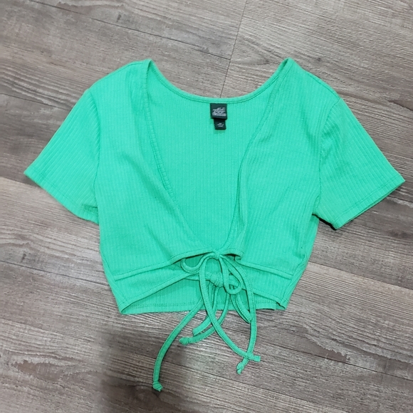 Set of 2 crop tops size medium - Picture 9 of 9